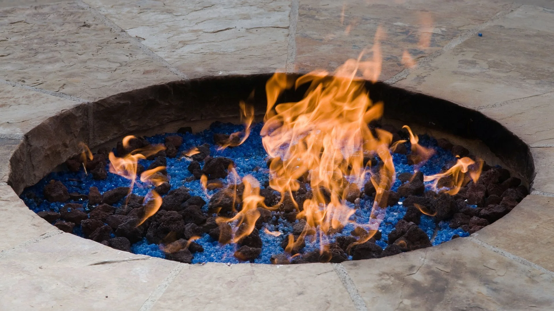 Wood vs Gas vs Propane: Comparing Fire Pit Fuels