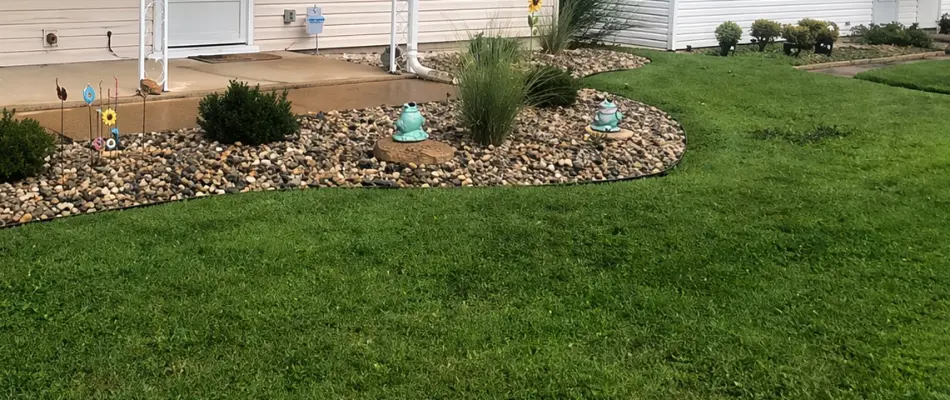 Neat green lawn and landscape bed in St. Louis, MO.